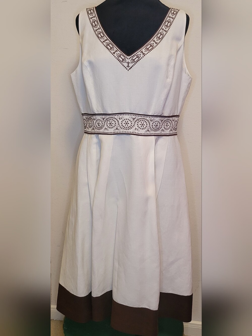Jessica Howard Cream and Brown Embroidered V-Neck Midi Dress